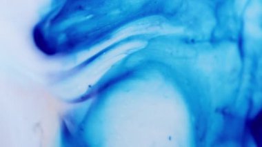 Çok renkli mermer. Mavi sıvı. Işık geçirmez diş minesinin üzerindeki parlak boyayla çelişen çözünme. Karmaşık bulanık dalgalar akrilik yüzeyde mürekkep harmanlıyor.