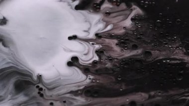Yağ sanatı. Boya karışımı. Odaklanmamış beyaz süt rengi mürekkep köpüğü su kabarcığı sıvı damlaları soyut sanat eserine dökülüyor koyu siyah arkaplan.