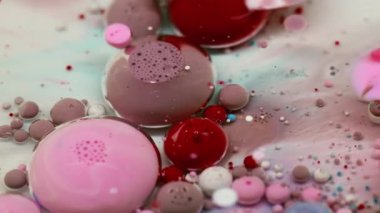 Akrilik küre. Mürekkep akışı. Yağ rengi damlaları suda çözünüyor. Kırmızı pembe beyaz akrilik pigmeler köpük soyut sanat arka planı.