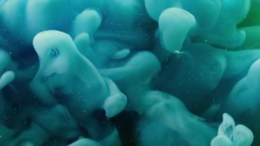 Bulut sıvısı. Boya dumanı. Suluboya mavi girdap yeşil suda yüzer. Gizemli mürekkep arkaplanı ve çözünmüş bulanık dokusu.