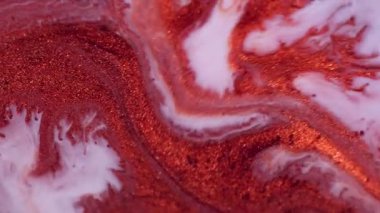 Parlayan kum. Boya yayılmış. Turuncu kırmızı bakır metal parçacıkları akrilik akrilik sıvı mermer yüzey soyut bulanık arkaplanı karıştırıyor.