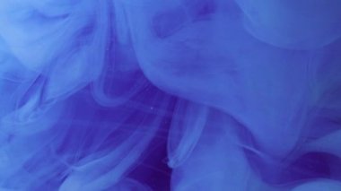 Sis dumanı. Mavi sis. Havadan renkli dalgalı girdaplar döküldü. Suyun soyut arka planında yumuşak kabarık dalgalı boyalı fantezi dokusu.