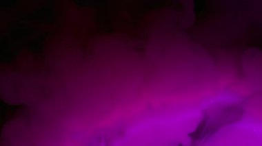 Boya buharı. Pigment akışı. Mor pembe sis akıntısı siyah parlak yüzeyde akıyor. Açık lens neon renk karışımı soyut arkaplan bulanıklığı.