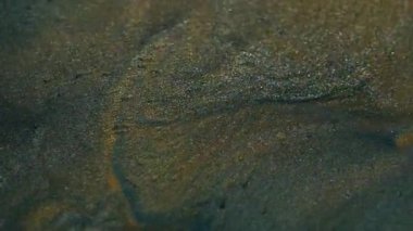 Mistik sızıntı. Sihirli damla. Fantezi sıvısı akışı, parlak volkanik siyah gri kül, altın külü boya, soyut bulanık arka plan dalgası..