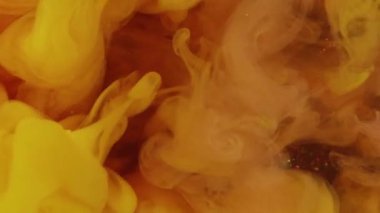 Turuncu duman. Suluboya kokusu. Renkli zarif kıvrımlı hava akışı parlak metal soyut arka planda. Mistik sarı boya suyu girdap etkisi.