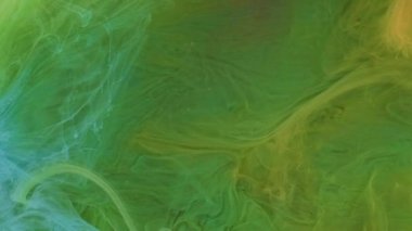 Sıvı boya. Su mürekkebi yüzeyi. Odaklanmamış yeşil, çok renkli, bulanık bulut buharı soyut sanat arka planında parlayan boya akışı.