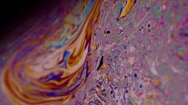 Soyut akış. Sıvı damlacıklar sıvı. Odaklanmamış mor yeşil yağ rengi eğrisi koyu siyah bulanık ışık sanat arka planında akrilik kaygan.