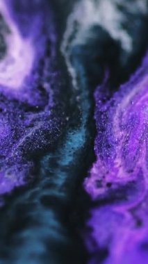 Dikey video. Sıvı galaksi. Sıvı sim damlası. Odaklanmamış mor beyaz renkte parıldayan boya damlası dalga akışı soyut sanat arkaplanı.