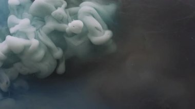 Duman arka planı. Sanat mürekkebi. Odaklanmamış mavi renk boya sıvı duman dokusu sıvı akışı sıçratır ruhani soyut koyu su üzerinde hareket eder.