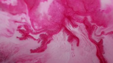 Parıltı akıyor. Parlak bir geçmişi var. Odaklanmamış pembe fantezi rengi su boyası soyut mermer emaye sanatına dökülen sıvı dalga..
