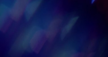 Parlak kiriş. Bulanık soyut parıltı. Odaksız mavi, sarı, parlak, parlak mercek. Sanatın koyu siyah arka planında yanıp sönüyor..