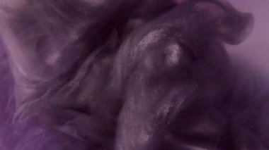 Duman patlaması. Metalik akış. Gümüş gri parıldayan şaft dalgası mor yüzeyde yuvarlanıyor. Mistik parıltıların grafit akışı soyut su arka planını boyar.