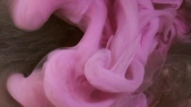 Parlak boya bulutu. Noel oyuncak küresi. Odaklanmamış pembe renkli parlayan boya mürekkebi soyut sanat arka planında desen altın topu sıçratıyor..