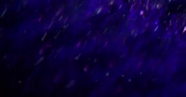 Parlak bir işaret fişeği. Odaklanamayan gökkuşağı yansıması. Mavi renk parıldayan lensler bulanık koyu siyah soyut arka planda hareket ediyor..