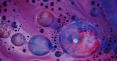 Işıl ışıl akıyor. Odaklanmamış köpük dokusu. Mavi pembe su renkli kabarcıklar sıvı bulanık bokeh hafif modern sanat arka planını açıyor.