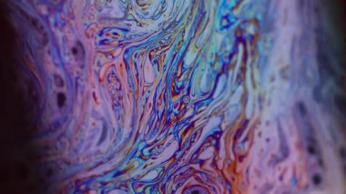 Soyut sanat. Leke baloncuk yağı. Odaklanmamış mor yeşil sıvı boya eğrisi koyu siyah bulanık ışık arka planında akrilik kaygan.