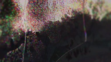 Kırık ekran. Hasarlı matris. Siyah piksel mürekkebiyle çözünmüş cam yüzey hatası. Bozuk ekran kaplamalı çalışma dışı ekipman.