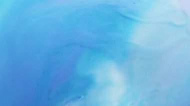 Pastel akıntısı. Enamel döktü. Dalgalı suluboya boya akışı mermer bulutlu gradyan dokusu. Duman çözünmüş mavi boya sıvısı opak sıvıda..