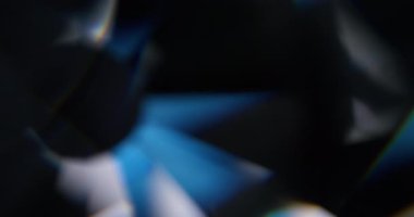 Kırılma fişeği. Bulanık soyut ışık. Odaklanamayan kırmızı gökkuşağı spektrumu. Sanatın koyu siyah zemininde yuvarlak lens titreşiyor..