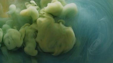 Duman dalgası. Soyut akış. Yaratıcı arka planda, su boyası, bulut ruhani dokusunda çözünmüş mavi sarı renkli sıvı mürekkep..