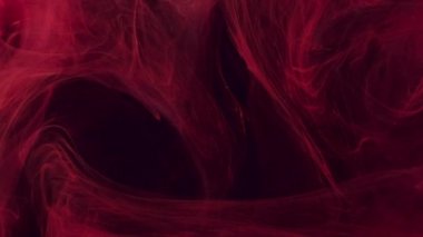 Mürekkep dumanı. Mistik duman. Kırmızı kıvırcık suluboya mürekkep tabakaları siyah derin sularda akıyor. Zarif duvak, boyayı soyut olarak sallarken odaklanmış..