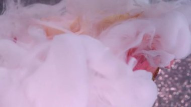 Renk buharı. Gül dumanı. Beyaz sisli boya taze çiçeğe dökülmüş. Pembe şeftali yaprağı, parlak, soyut gri arka plan su boyası..