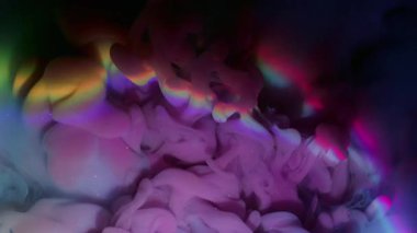 Gökkuşağı akışı. Duman patlaması. Renkli sisli parlak mürekkep sıvı yüzeyde sızıntı yapar. Fantezi karışımı bulanık boya suyu soyut arkaplan.