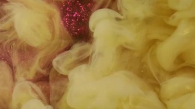 Sis suyu. Duman rengi sis. Soyut mor parıldayan sanat arka planında çözünmüş sarı sisli boya, mürekkep buharı, ışıl ışıl parlıyor..