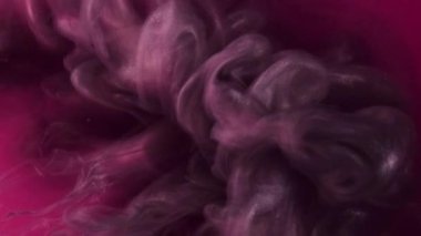 Metal sis. Parıldayan dalga. Pembe yüzey boyasının üzerinde gümüş parıldayan arma yuvarlanıyor. Mistik gri duman bulutu su soyut arka planında çözünmüş boya.