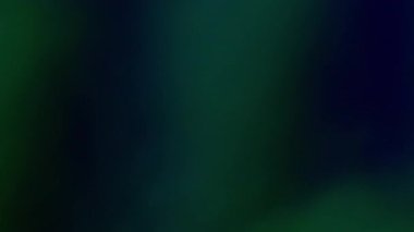 Bulanık renk kırılması. Gökkuşağı gradyanı. Odaklanmamış toz sızıntısı yeşil sarı ışınlar yanıp sönen mercekler soyut sanat ışığı arka planında parıldıyor..