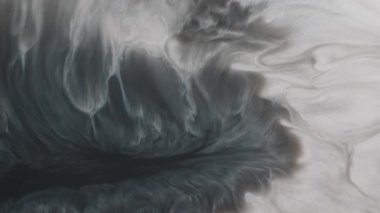 Pigment yayılmış. Mürekkep akışı. Beyaz diş minesine gri emülsiyon bulanık akarsu grunge dökülmüş. Mistik akrilik arka plan karışım erimiş boya kirli sıvı.