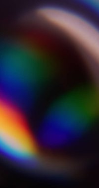Gökkuşağı dairesi. Bulanık ışık huzmesi. Soyut Bokeh koyu siyah arkaplan üzerinde odaklanmış kırmızı yeşil renkli işaret fişeği kıvılcımı ışık deseni tayfı.