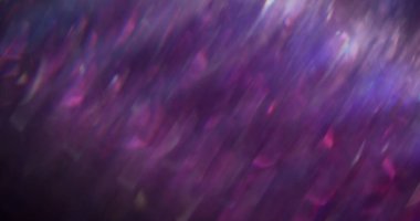 Havai fişek gösterisi. Odaklanamayan kutlama ışıltısı. Bulanık soyut bokeh ışık arkaplanı üzerinde dönen mor parlak sıvı.