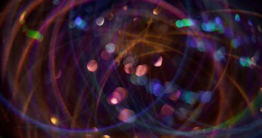 Kaleydoskop yansıması. Odaklanamayan şenlik titreşimleri. Mor renkli parlayan parçacıklar bulanık bokeh ışık arka planında yanıp sönen mercek hareketi.