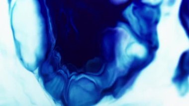 Mürekkep sıçraması. Dalgalı boya. Açık opak bulanık diş minesinde çözünen mavi boya. Akrilik yüzeyde karışık renk dalgaları karışımı.