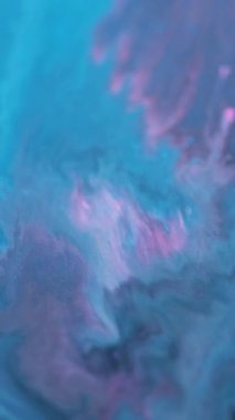 Dikey video. Bulanık boya akışı. Sıvı dökülme sanatı. Parlak mavi mor gri renk ıslak akrilik damlalı mürekkep sıçrıyor sihirli karışık dalga hareketi soyut arkaplan.