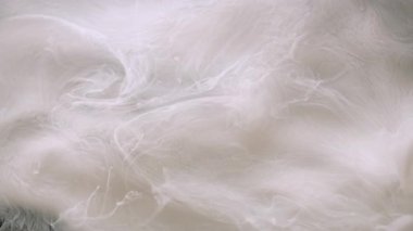 Sıçrama dokusu. Soyut boya suyu. Soyut yaratıcı arkaplanda dönen sıvı akışkan sıvıda odaksız beyaz süt rengi mürekkebi.