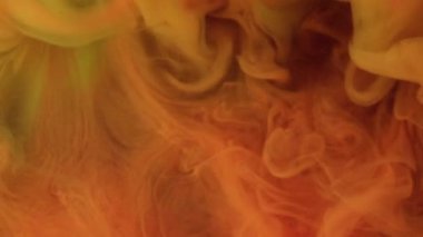 Duman dalgası. Renkli duman. Bulutlarda bulanık akış karışımı. Havadar turuncu boya tozu kozmik örtülü sis akışı su deseni soyut arkaplan.