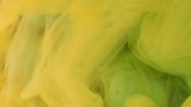 Çok renkli bir duman. Duman parçacıkları. Parlak sarı mürekkep kabarcıkları soyut arka planda kıvrılır. Karışık odaklı çözünmüş boya ile pürüzsüz dalgalı hafif su akışı.