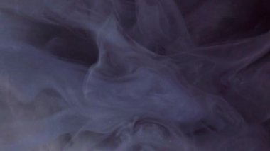 Grunge sisi. Sanat buharı. Kara bulut yüzeye yayılır. Suyun soyut arka planında karmaşık vadi kıvrımlarıyla kaplanmış gri renkli sis..