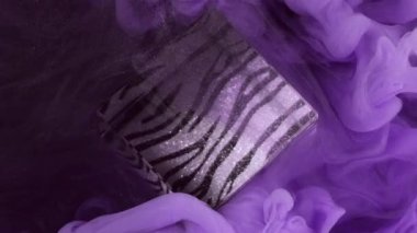 Küp boya dumanı. Zebra desenli su. Soyut sanat arkaplanındaki bulanık mor sis dumanı mürekkep dokusu sis bulutu.