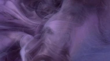 Haze fantezisi. Sıçrama bulutu. Odaklanmamış mor metalik pembe sisli boya mürekkep buharı soyut sanat arka planında ışıl ışıl parlayan duman..