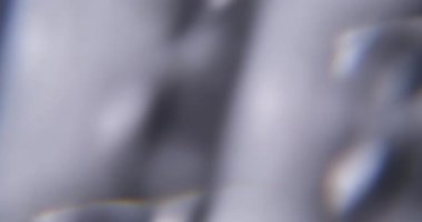 Hafif sanat. Bulanık işaret fişeği filtresi. Odaklanmamış beyaz titreşimli parlayan doku sihirli gökkuşağı spektrum yüzey efekti koyu siyah arkaplan üzerinde.