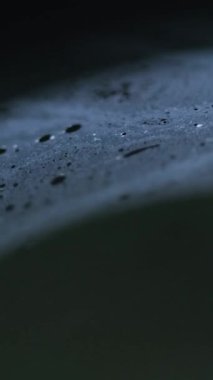 Dikey video. Buz dokusu. Kırık oyuklar. Çağdaş sanatta çatlakları olan şeffaf, ezilmiş buzla kaplı bir mağara seti..