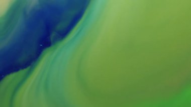 Akrilik pigment. Akışkan sanat. Soyut akrilik arkaplan üzerinde yüzen su dumanı bulutundaki mavi renkli akış jeli boyası.