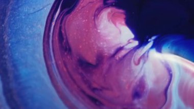 Akrilik pigment. Akışkan sanat. Soyut kimyasal arkaplanda yüzen suya mavi renkli diş minesi jölesi damlatıyorlar..