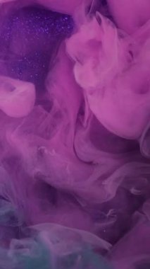 Dikey video. Yanan alevler. Parlak parıltılar. Sigara tasarımı. Bulanık mor doku modern sanatın soyut ışıltılı arka planında yükseliyor ve hareket ediyor.