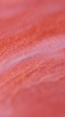 Dikey video. Sıvı sim karışımı. Mermer boya. Odaklanmamış kırmızı beyaz renk parlak kum tanecikleri soyut sanat arka planında sıvı akış hareketi.