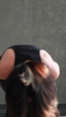 Dikey video. Yoga egzersizi. Pilates egzersizi. Insanlar grup çalışması esneme eğitimi asana kadın spor eğitmeni ile nefes jimnastik poz kapalı spor salonu.