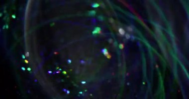 Bulanık çelenk. Parlak arkaplan. Görkemli parlak girdap, çok renkli mercek parçacıkları koyu siyah Bokeh ışığı üzerinde parıldıyor .